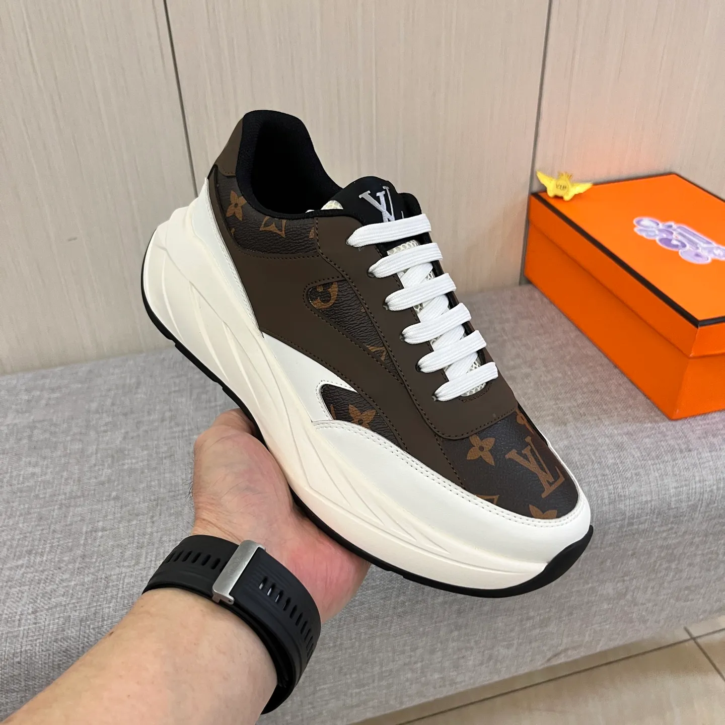 🚘🚘Factory batch 460 men's shoes💰[LV]🔥 Louis Vuitton, high-end men's shoes brand, official website 1:1 latest masterpiece: the upper is made of Italian imported first-layer cowhide with a comfortable and breathable lining➕original non-slip and wear-resistant outsole🔥, making walking more convenient and comfortable! An exclusive new model, a stunning work, a beautiful 1:1 replica [color] compared to the official quality! Create a fashionable personality to set off your uniqueness! A must-have for trendy men! Classic 🔥Size: 38-44 Color: 🔥 2⃣️colors available🔥.